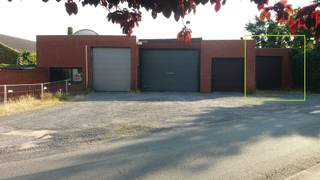 Loods op een zeer centrale, doch rustige ligging nabij invalswegen en centrum Waregem.Toegankelijk via oprit en hoge sectionale poort.De loods is...