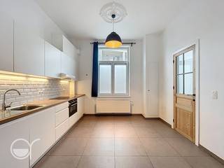 OPGELET: om dit pand te huren of bezichtigen vragen wij steeds eerst een virtueel bezoek te brengen aan het pand. Ga hiervoor naar www.rosseel.be en vul de referentie G189 in in het veld ‘zoek’ bovenaan rechts. Kies dan ‘360°’. De website helpt je nu verder voor de volgende stappen.<br /><br />Deze rijwoning beschikt op het gelijkvloers over een ingerichte keuken met toestellen, een lichtrijke leefruimte, een apart toilet en een tuin. Op de eerste verdieping bevinden zich de badkamer en één slaapkamer. De tweede verdieping telt nog twee slaapkamers, waarvan één met een trap die toegang geeft tot de zolderkamer. De woning is onmiddellijk beschikbaar. EGW apart.