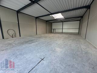Nieuwbouw KMO-unit van 300 m² en 2 privatieve parkeerplaatsen te huur in Wevelgem.<br /><br />De geïsoleerde <strong>magazijnruimte </strong>is opgebouwd uit een staalconstructie in combinatie met geïsoleerde gladde prebaf betonpanelen. De unit is toegankelijk via een automatische sectionaalpoort (4 m B x 4,50 m H). Verder is de unit voorzien van o.a. een lichtstraat , polybetonvloer. Aansluitingen van nutsvoorzieningen (water, elektriciteit (40A- 3 fasig 400 V), distributie, telefonie en internet) komen binnen in de unit. <br /><br />Deze unit wordt voorzien van een elektriciteitspakket met lichtpunten en stopcontacten. Alsook een toilet wordt voorzien in de unit.<br /><br /><strong>ONMIDDELLIJK BESCHIKBAAR</strong><br /><br />Fenomenaal gelegen langs de bedrijvige Menenstraat (N8) die na +/- 3 km verbinding biedt naar de E403 via op- en afrit 5 Wevelgem. De N32 bereikt men na 1,5 km met een vlotte verbinding naar de A19 dankzij op- en afrit 2 Menen. Ruime parkeer- en manoeuvreerruimte op de site met aanwezigheid van minimum 2 privatieve parkeerplaatsen per unit.<br />Contacteer <strong>PANORAMA B2B </strong>voor bijkomende inlichtingen of een vrijblijvend plaatsbezoek<strong> 0460 97 66 66.</strong>