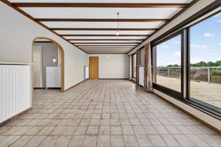 Op wandelafstand van het centrum van Diksmuide bevindt zich dit ruime en lichtrijke penthouse met drie slaapkamers en een uitzonderlijk groot terras. Dankzij de centrale ligging woont u vlak bij winkels, supermarkten, horeca en openbaar vervoer, waardoor comfort en bereikbaarheid perfect samengaan.<br /><br />De royale leefruimte met open keuken geniet van veel natuurlijke lichtinval en creëert een aangename, open sfeer. Het appartement beschikt daarnaast over drie volwaardige slaapkamers, ideaal voor gezinnen, thuiswerkers of wie extra ruimte wenst.<br /><br />De badkamer is uitgerust met een ligbad en wastafel. Verder is er een praktische berging aanwezig die zorgt voor extra opbergruimte.<br /><br />De absolute blikvanger van dit penthouse in Diksmuide is het enorme terras met open vergezichten. Hier geniet u in alle rust van zonnige dagen, gezellige avonden of ontspannende momenten in de buitenlucht.<br /><br />Bent u op zoek naar een ruim appartement of penthouse te koop in Diksmuide? Contacteer ons vandaag nog en plan uw bezoek aan deze unieke woonkans.<br /><br />Extra troeven<br /><br /><ul><li>Centrale ligging nabij het centrum van Diksmuide<br /><br /></li><li>Groot zonneterras met open uitzicht<br /><br /></li><li>3 ruime slaapkamers<br /><br /></li><li>Lichtrijke leefruimte met open keuken<br /><br /></li><li>Centrale verwarming op aardgas<br /><br /></li><li>Mogelijkheid tot aankoop van een ondergrondse staanplaats met berging</li></ul>