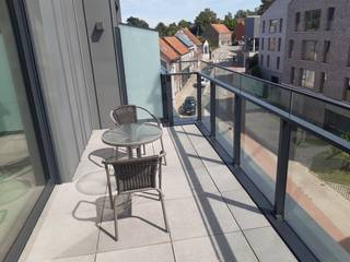 Dit hoogwaardig afgewerkt appartement is ingedeeld als volgt : inkom - aangename leefruimte met geïnstalleerde open keuken - berging - terras vooraan - 2 slaapkamers - apart toilet - badkamer . <br />De stijlvolle inbouwkasten zijn een bijzondere troef. <br /><br />Dit appartement is eveneens ook Bijna Energie Neutraal:<br />- vloerverwarming ;<br />- aluminium buitenschrijnwerk met super isolerend glas en akoestische ventilatieroosters; <br />- ventilatie systeem C+ ;<br />- eigen zonnepanelen, ... .<br />Bovengrondse privatieve parkeerplaats inbegrepen.<br />Vaste kosten (provisie): 70 euro / maand.<br /><br />Kortom: luxueus wonen in hartje Gavere.<br /><br />Een bijkomende garage-box kan optioneel mee gehuurd worden (75 euro/maand).