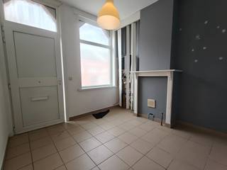 Bij het binnenkomen betreedt u de inkomhal, die toegang biedt tot de woonkamer en de keuken. Aansluitend aan de woonkamer bevindt zich een praktische berging, ideaal voor het opbergen van huishoudelijke benodigdheden, voorraad en andere spullen.<br /><br />Op de verdieping bevinden zich twee slaapkamers. De woning beschikt daarnaast over een ingerichte badkamer met douche, toilet en een badkamermeubel. <br /><br />De woning is voorzien van een terras met tuintje. <br /><br />De huurprijs is € 725/ maand en is onmiddellijk beschikbaar. <br /><br />Interesse in deze woning? Neem gerust contact met ons op voor meer informatie of om een bezoek in te plannen.