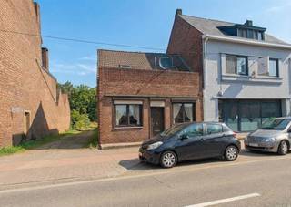 <p><span>Te renoveren woning met tuin op toplocatie Oude Baan 282</span></p><p><span>Bent u op zoek naar een woning die u volledig naar eigen smaak kunt renoveren? Dan is deze eigendom op de Oude Baan 282 beslist een kanshebber!</span></p><p><span>Bij het betreden van de woning komt u binnen in een inkomsas dat u meteen leidt naar de leefruimte. Hier kunt u genieten van de typische warmte en sfeer van een houthaard ideaal voor knusse avonden.</span></p><p><span>Aansluitend bevindt zich de keuken, die toegang biedt tot verschillende praktische ruimtes. Via een sas bereikt u enerzijds de badkamer, uitgerust met toilet, bad en lavabo met aansluitend de technische ruimte met stookolieketel en aansluiting voor de wasmachine. Verder geeft de keuken uit op de trappenhal, die extra bergruimte biedt en toegang geeft tot de eerste verdieping.</span></p><p><span>Op de eerste verdieping vindt u drie slaapkamers, die tal van mogelijkheden bieden voor een gezin of het inrichten van een bureau of hobbyruimte.</span></p><p><span>Buiten geniet u van een terras en tuin, bereikbaar via het sas naast de keuken. De tuin beschikt over een tuinhuis aansluitend aan de woning én een extra tuinhuis achteraan, voorzien van een smeerput ideaal voor hobbyisten of doe-het-zelvers.</span></p><p><span>Troeven van deze woning:</span></p><ul><li><span>Te renoveren naar eigen smaak en noden </span></li><li><span>3 slaapkamers </span></li><li><span>Ruime leefruimte met houthaard </span></li><li><span>Tuin met opslagruimte </span></li><li><span>Extra bergruimte aanwezig </span></li><li><span>De woning is via een servitudeweg bereikbaar </span></li></ul><p><span>De woning is momenteel perfect bewoonbaar, maar dient na aankoop aangepast te worden aan de hedendaagse normen en comforteisen.</span></p><p><span>Bent u niet bang om de handen uit de mouwen te steken en ziet u het potentieel van deze woning? Neem dan gerust contact op: 0484 35 70 67 of <span>Carolien@jemar.be</span></span></p><p><span> </span></p><p><span>“Dit pand kan onderhevig zijn aan de renovatieverplichting die door de Vlaamse overheid wordt opgelegd voor residentiële gebouwen. Consulteer voor meer informatie de website van het Vlaams Energie- en Klimaatagentschap via <span>https://www.energiesparen.be/renovatieverplichting-residenti%C3%ABle-gebouwen-2023</span></span><span>”</span></p><p><span> </span></p>