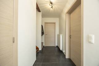 <p><strong>INSTAPKLARE, GEZELLIGE GEZINSWONING (HOB) MET 3 SLAAPKAMERS, INPANDIGE GARAGE OP RUIM PERCEEL TE GENK (WINTERSLAG)<br /><br /></strong>We vinden deze gerenoveerde, instapklare woning terug op Iepenstraat 16 te Genk op een perceel van maar liefst 7a53ca. Vandaag betekent deze locatie, wonen in een gezinsvriendelijke buurt (doodlopende straat) met vlakbij een speelweide, veel groen, de basisschool, handige buurtwinkels, de bruisende Vennestraat en C-Mine. Naast cultuur, bieden de bossen rondom de mijnterril veel wandel-, loop- en mountainbike-plezier. In no-time bereik je van hieruit ook de Hasseltweg, Genk-centrum en de oprit naar de autostrade.<br /><br />Er is echter meer! De woning onderging in 2015 een zeer grondige renovatie. Zo werden aangepakt / vernieuwd: vloerisolatie, waterleidingen en afvoeren, elektriciteit (conform en aansluiting voor eventuele zonnepanelen werd reeds doorgetrokken naar de zekeringenkast), verwarmingsinstallatie op aardgas, namelijk een HR-topketel, de ramen en deuren (PVC met driedubbele beglazing), grotendeels elektrische rolluiken,… Er werd verder nog een pellet-kachel geplaatst in de woonkamer (met katalysator naar de keuken) en bovendien werd onlangs de voorgevel, de inkom- en traphal en bovenverdieping geschilderd en werden de kamers boven van nieuwe binnendeuren voorzien.<br /><br />Op het gelijkvloers bevinden zich een inkomhal met gastentoilet en vestiaireruimte die rechts leidt naar de leefruimte met gezellige pellet-kachel en rechtdoor naar de goed uitgeruste keuken met granieten werkbladen en spatwanden voorzien van amerikaanse koelkast, inductie-kookvuur, afzuigkap, wastafel met afdruiprek en uitneembare mengkraan, afwasmachine, microgolfoven en heteluchtoven. Vanuit de leefruimte bereik je via een grootschuifraam het overdekt terras. Naast de keuken bevindt zich een ruime wasplaats die op zijn beurt leidt naar de inpandige garage met sectionaal-poort en naar de veranda.<br /><br />Op de eerste verdieping, tref je via de brede nachthal de badkamer met dubbele wastafel, toilet en ruime inloopdouche en 3 ruime slaapkamers. In de nachthal bevindt zich verder nog een luik dat naar de bergzolder leidt.<br /><br />Parkeergelegenheid voor minstens 2 wagens worden op de oprit gegarandeerd, dit naast de inpandige garage. De tuin is volledig omheind en is eveneens langs het tuinpoortje rechts te bereiken.<br /><br />Koppels of gezinnen die een volledig instapklare woning zoeken op een super toffe locatie in Genk, zijn hier aan het juiste adres.<br /><br />Interesse om deze topper zelf te komen bewonderen? Contacteer ons op 011 96 51 76 of mail naar info@momentumvastgoed.be!</p>