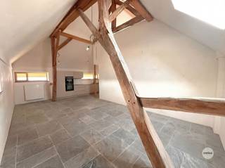 UNIEK APPARTEMENT MET 2 SLPKS EN TERRAS Nabij de rustige dorpskern van Wellen treffen wij in de Veerstraat 60 deze prachtige vakwerkwoning uit...