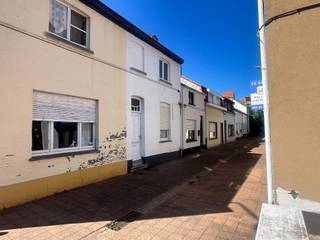 Twee naast elkaar gelegen woningen tesamen te koop voor de prijs van EUR 265.000. Het betreft een ruime hoekwoning en een naastliggend huis...