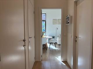 Ben je op zoek naar een nieuw thuis in het levendige centrum van Leuven? Dit moderne appartement biedt de ideale combinatie van rust en het levendige stadsleven en is daarenboven onmiddellijk beschikbaar!<br /><br />Gelegen in de nieuwe, duurzame woonwijk 'Hertogensite', biedt deze locatie een trendy woonomgeving en fungeert als een ideale uitvalsbasis, zowel voor het stadscentrum als voor de snelwegtoegang.<br /><br />Het gelijkvloerse appartement omvat een ruime woonkamer met veel natuurlijk licht, een volledig uitgeruste keuken, een overdekt terras, één ruime slaapkamer met aangrenzende badkamer, een technische berging en een apart toilet. De hoge plafonds vallen meteen op en dragen bij aan een gevoel van ruimtelijkheid in het appartement.<br /><br />Het appartement is volledig geschilderd en voorzien van moderne lichtarmaturen en passende gordijnen.<br /><br />Gebouwd in 2023 met kwalitatieve materialen, beschikt het appartement over een uitstekende EPC-score. De vloerverwarming, die per ruimte afzonderlijk kan worden geregeld, biedt niet alleen verwarming, maar kan ook de vloer passief koelen in de zomer. De vloerverwarming wordt aangestuurd door een centrale warmtepomp die de verwarming verdeelt over meerdere gebouwen. Het ventilatiesysteem heeft innovatieve kenmerken, waaronder warmteterugwinning en uiterst nauwkeurige sensoren.<br />Kortom, een duurzaam, energiezuinig en uiterst comfortabel appartement!<br />Het appartement is onmiddellijk beschikbaar vanaf 01/07/26 voor een periode van minimum 3 jaar.<br />De huurprijs bedraagt €1155 per maand + €130 provisie voor; <strong>verwarming, </strong><strong>warm water </strong>en het verbruik en onderhoud van de gemeenschappelijke delen. Koud water en elektriciteit zijn individueel.<br /><br />Lijkt dit appartement echt iets voor jou? Wees er dan snel bij en maak zelf een afspraak via onze online agenda onder 'bezoekmoment kiezen. Of neem gerust contact met ons op voor verdere informatie of om een bezichtiging te regelen, via telefoon op 016 23 90 81 (elke weekdag bereikbaar tussen 10u en 13u). Dit is een geweldige kans die u niet wilt missen!