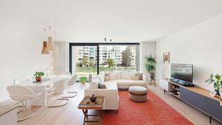 Dit recente appartement, gerealiseerd door SALT, verwelkomt u met een ruime inkomhal met vestiaire en gastentoilet. De open keuken is...