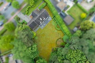 <p>À VENDRE : Villa d'exception sur un vaste terrain d'environ 25 ares, situé Mosselerlaan à Genk !<br />Cette spacieuse villa bénéficie d'un emplacement particulièrement attrayant sur la Mosselerlaan à Genk. La propriété est implantée sur un terrain exceptionnellement large d’un peu moins de 25 ares, d’une largeur d’environ 34 mètres, et offre une combinaison unique d’espace, d’intimité et de possibilités.<br />En entrant dans la maison, vous découvrez un hall d’entrée particulièrement spacieux et accueillant, qui souligne d’emblée le caractère grandiose de la villa. La maison dispose également d’un vaste espace de vie avec parquet, d’une cuisine indépendante offrant une vue magnifique sur le jardin, de trois chambres, d’une salle de bains avec baignoire et double lavabo, ainsi que de deux toilettes séparées. Elle comprend en outre deux garages intégrés et une cave pratique.<br />Au premier étage, attenant au couloir de nuit et accessible par une double porte, se trouve un vaste espace non aménagé au-dessus des garages. Cet espace offre d’intéressantes possibilités d’extension et peut notamment être aménagé en chambres supplémentaires, en bureau, en salle de loisirs ou en suite parentale.<br />À l’extérieur, le jardin magnifiquement aménagé constitue sans aucun doute l’un des principaux atouts de cette propriété. Particulièrement spacieux, il offre, grâce à sa végétation abondante, un cadre de vie agréable, empreint de calme et d’intimité. La terrasse partiellement couverte donne sur cet écrin de verdure et constitue un endroit idéal pour profiter de la vie en plein air.<br />Situation :<br />La villa est située dans une rue résidentielle et verdoyante, avec des parcelles spacieuses et une qualité de vie agréable. Vous y vivrez au calme et en toute intimité, tout en étant à proximité du centre de Genk.<br />Les écoles, les commerces, les restaurants, la gare et les autres commodités quotidiennes sont facilement accessibles. La proximité des principaux axes routiers et de l’E314 garantit également une excellente accessibilité. Cet emplacement offre donc une combinaison attrayante entre calme résidentiel, espaces verts et liaison fluide avec le centre-ville et la région environnante.<br />Agencement :<br />Rez-de-chaussée : vaste hall d’entrée, toilettes séparées, spacieux espace de vie avec parquet et salle à manger, cuisine indépendante donnant sur le jardin et deux garages intégrés.<br />1er étage : Escalier fixe, vaste hall de nuit, 3 chambres, salle de bains, WC séparé et un vaste espace d'extension non aménagé au-dessus des garages, accessible par une double porte.<br />Sous-sol : Cave pratique.<br />Extérieur : Jardin exceptionnellement large et joliment aménagé avec une terrasse partiellement couverte.<br />Atouts :<br />- Emplacement résidentiel et verdoyant dans la Mosselerlaan à Genk !<br />- Parcelle exceptionnellement large d’un peu moins de 25 ares, d’une largeur d’environ 34 mètres !<br />- Hall d’entrée particulièrement spacieux et accueillant !<br />- Jardin magnifiquement aménagé, offrant beaucoup de verdure, de calme et d’intimité !<br />- Espace de vie spacieux avec parquet !<br />- 3 chambres à coucher à part entière !<br />- Deux garages intégrés !<br />- Cave pratique !<br />- Possibilités d'agrandissement intéressantes au premier étage !<br />- Possibilité de créer des chambres supplémentaires, un bureau, un espace de loisirs ou une suite parentale !<br />- Magnifique vue depuis la cuisine sur le vaste jardin !<br />- Villa de caractère aux volumes généreux, située dans un cadre exceptionnel !<br />PEP F, numéro de certificat 20260707-0003912246-RES-1<br />Note G : A<br />Note P : A<br />Informations urbanistiques : zone résidentielle – permis de construire – pas de droit de préemption <br />Source : surface habitable EPC<span></span></p>