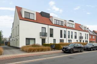 <strong>Recent 2 slaapkamer appartement met ruim terras en autostaanplaats in het centrum van Merksplas. </strong><br /><br />Indeling: <br />We betreden het appartement via de inkomhal, er is een aparte toiletruimte met handenwasser. Berging/wasplaats met plaats voor wasmachine en droogkast. Woonkamer met veel lichtinval die ook toegang geeft tot het ruime terras. <br />Open keuken voorzien van de volgende toestellen nl. inductiekookplaat, afzuigkap, koelkast, vaatwasmachine en combi-oven. <br />De badkamer beschikt over inloopdouche en badkamermeubel met dubbele lavabo. Verder zijn er nog twee slaapkamers.<br /><br />Bijzonderheden:<br />- EPC: A-label<br />- Lift aanwezig<br />- Beschikbaarheid: 1/01/2026<br />- Autostaanplaats<br />- Gemeenschappelijke fietsenberging