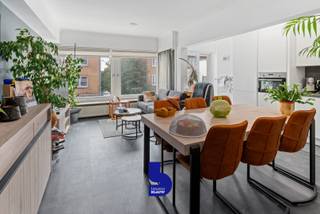 Op zoek naar een betaalbaar appartement op een toplocatie? Dit recent gerenoveerde 2-slaapkamerappartement aan de Nieuwpoortsesteenweg 250 in Mariakerke is een unieke kans voor starters, investeerders of iedereen die een gezellige woonst nabij de kust zoekt.<br /><br />Het appartement beschikt over een lichtrijke woonkamer met open, volledig uitgeruste keuken in perfecte staat en met kwalitatieve toestellen. Aansluitend vind je een gezellig terras waar je heerlijk kan ontspannen.<br />Verder biedt de woning een ruime inkomhal, een badkamer met aansluiting voor een wasmachine, een apart toilet en twee volwaardige slaapkamers.<br /><br />Zowel de voor- als achtergevel werden recent volledig vernieuwd, wat bijdraagt aan een uitstekende energieprestatie met EPC-label B.<br /><br />Voor deze absolute opportuniteit zullen we werken met een bezoekdag op woensdag 10 december, schrijf je vlug in want de plaatsen zijn beperkt.<br /><br />Deze prijs is een richtprijs, elk bod die wordt gedaan lager, gelijk aan of hoger dan de vraagprijs zal aan de eigenaar worden voorgesteld die hier al dan niet op kunnen ingaan.  <br /> 