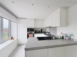 Disposition : Dans l'ensemble : - Prix de location : 950,00 €/mois - Commission pour les pièces communes : 60,00 €/mois- Disponible à partir du 01/09/2026Le moyen le plus rapide pour visiter cette propriété ? Demandez votre visite via le bouton rose de notre site Web (www.dewaele.com) et vous serez contacté par notre expert en location Broes.Les rendez-vous ne peuvent pas être pris par téléphone. Pour toute autre question, vous pouvez nous contacter par téléphone au 050 444 999.