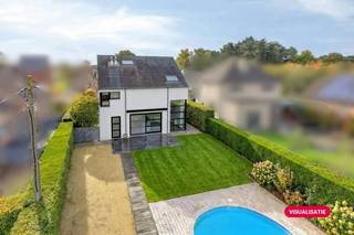 Laat je verrassen: een zee van ruimte en licht in Geel.<br /><br />Zoek je een woning die méér biedt dan de buitenkant doet vermoeden? Achter deze gevel schuilt een uniek, speels ingedeeld en verrassend ruim huis dat je echt van binnenuit moet beleven. Grote ramen trekken het daglicht rijkelijk binnen en bieden een prachtig uitzicht op de tuin.<br /><br />Indeling &amp; Comfort:<br />- Inkom met gastentoilet &amp; aparte bureauruimte.<br />- Gezellige woonkamer op 2 niveaus &amp; volledig ingerichte keuken met berging.<br />- 4 slaapkamers &amp; complete badkamer (bad en douche).<br />- 2 inpandige garages.<br />- Gigantische kelder (160m²): perfect voor stockage, hobby, werk of wellness.<br /><br />Vakantie in eigen tuin:<br />Het omheinde perceel van 747m² is een oase van rust. Geniet in alle privacy van het zwembad, het overdekte terras en het tuinhuis met privésauna.<br /><br />Helemaal klaar voor de toekomst:<br />De woning is supercomfortabel en energiezuinig dankzij zonnepanelen, een zonneboiler, airco en een conforme elektriciteit.<br /><br />Kom binnen kijken. Foto’s vertellen hier maar het halve verhaal. Dit huis moet je binnenstappen om de unieke sfeer en ruimte te voelen. Plan snel je bezoek.<br /><br />De AI-visualisaties zijn bedoeld als inspiratie. Er werd geen rekening gehouden met technische specificaties, stedenbouwkundige voorschriften of de concrete mogelijkheden tot realisatie.<br /><br />Bestuursmaatregelen in het maatregelenregister: nee