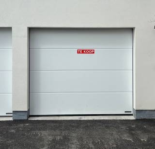 Dernier garage à vendre dans la résidence "Camille" à Furnes.Dimensions : 2,90 m * 5,70 m.Vente soumise à la TVA...