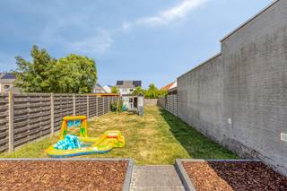 De ruime woonkamer (ca. 40m²) is voorzien van laminaat.<br />De ruime keuken (ca. 20m²) is voorzien van een gasfornuis, afzuiging, oven, spoelbak, ijskast en vaatwasser.<br />Aansluitend is er een berging met voldoende opbergschabben en aansluiting voor was- en droogmachine. Ook de cv installatie op gas (nieuw sinds 2017) bevindt zich hier.<br /><br />De gelijkvloerse badkamer (ca. 5m²) is voorzien van een toilet, bad/douche combinatie en een wastafel met bijhorend meubel.<br /><br />Op de eerste verdieping zijn er 3 slaapkamers (19m² - 12m² - 10m²) en een apart toilet.<br /><br />Buiten is er een mooie omheinde tuin, voorzien van een tuinhuis.<br />De woning beschikt over een apart ingang naar de tuin.<br /><br />Diversen:<br />- PVC en aluminium ramen met rolluiken<br />- Volledig omheinde tuin<br />- Goed EPC<br />- Centrale ligging kortbij openbaar vervoer, winkels en scholen<br /><br />(ver-)Kopen of (ver-)huren in Kalmthout, Essen en omstreken?<br />Met vragen kan u altijd bij ons terecht! <br />Dewaele Vastgoed Kalmthout<br /><br />Bestuursmaatregelen in het maatregelenregister: nee
