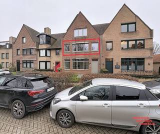 Dit perfect gerenoveerd appartement vinden we op wandelafstand van centrum Brugge. Het geniet van een uiterst rustige ligging in een mooi groen kader. Het appartement is gelegen op de 1ste verdieping van het gebouw. Via de inkom (met apart gastentoilet) komen we in de lichtrijke woonkamer met open en ingerichte keuken (voorzien van kookplaat, dampkap, koelkast, combi-oven, aansluiting wasmachine en aansluiting vaatwas). De slaapkamer vinden we achteraan met aanpalend het zonnig terras. De badkamer geniet van een wastafel met meubel, toilet en inloopdouche. Kortom, alle comfort dat u kan wensen. Kosten: € 80 forfait A.O. (jaarlijks geïndexeerd).