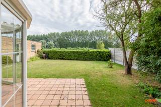 Op zoek naar een <strong>ruime, vrijstaande woning </strong>met heel wat potentieel? Dan is deze woning ideaal!<br /><br />Via de inkomhal komt u in de <strong>lichtrijke woon- en eetkamer</strong>.<strong> </strong>Aansluitend ligt de keuken, voorzien van een handige <strong>berging </strong>en aparte <strong>wasruimte</strong>. Achteraan de woning bevindt zich een <strong>ruime veranda</strong> die een <strong>prachtig zicht biedt op de tuin</strong> en een extra dimensie geeft aan het wonen. Daarnaast beschikt de woning over een <strong>ruime garage</strong>, die plaats biedt aan maar liefst vier wagens. Op de eerste verdieping vindt u <strong>drie comfortabele slaapkamers</strong> en een ruime badkamer. Vanuit de nachthal is er bovendien toegang tot de <strong>zolderverdieping</strong>, een royale ruimte die nog volledig naar wens kan worden ingericht.<br /><br />Deze eigendom op Grote Baan 244 in Lovendegem biedt u alle comfort en mogelijkheden, gecombineerd met een centrale ligging vlak bij Gent en belangrijke invalswegen.<br /><br />Wenst u deze unieke woning te bezoeken? Contacteer Laura via <strong>0492 07 26 62</strong>