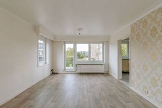 <p>Op zoek naar een mooi gelegen appartement met ruimte en potentieel? Ontdek dit appartement op de eerste verdieping, gelegen in de Fr. Huysmanslaan te Hemiksem.</p><p><br /></p><p>Je betreedt het appartement via de inkomhal met praktische ingebouwde kasten. De lichtrijke en ruime leefruimte sluit mooi aan op de keuken, die compact maar functioneel is ingericht.</p><p>Het appartement beschikt over 2 tot 3 slaapkamers, waarvan één kamer directe toegang biedt tot het terras. Verder is er een badkamer voorzien van een ligbad.</p><p><br /></p><p><strong>Extra troeven: </strong>garagebox inbegrepen in de prijs + kelderberging aanwezig</p>