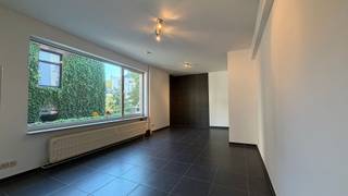 <p><span>Instapklare studio op gegeerde locatie </span></p><p><span> </span></p><p><span>Gelegen in de gegeerde Velodroomstraat te Berchem, bevindt deze studio zich op een uitstekende locatie met een vlotte verbinding naar Antwerpen centrum, belangrijke invalswegen en het openbaar vervoer. In de directe omgeving vindt u tal van winkels, supermarkten, horeca en sportfaciliteiten. Bovendien geniet u van de nabijheid van groene zones en alle dagelijkse voorzieningen op wandelafstand. Een ideale ligging voor zowel eigen bewoning als investering.</span></p><p><span> </span></p><p><span>INDELING</span></p><p><span>Deze gezellige studio met een bewoonbare oppervlakte ca. 36m² werd ongeveer 15 jaar geleden gerenoveerd en is praktisch ingericht.</span></p><p><span> </span></p><p><span>Bij het betreden van het appartement komt u terecht in de lichtrijke leefruimte met onderhoudsvriendelijk tegelvloer. Aansluitend bevindt zich de open keuken, uitgerust met een kookplaat, spoelbak en koelkast met vriesvak. </span></p><p><span> </span></p><p><span>Verder beschikt de studio een aparte douchekamer met douche, toilet en lavabo. Dankzij de praktische indeling wordt de beschikbare ruimte optimaal benut.</span></p><p><span> </span></p><p><span>Gemeenschappelijke kosten: €110,30 (incl verwarming, water, syndicus, blokpolis, lift, onderhoud gemene delen)</span></p><p><span>Reservekapitaal: €13 per maand</span></p><p><span> </span></p><p><span>BIJZONDERHEDEN</span></p><p><span>- Bewoonbare oppervlakte volgens EPC ca. 36m²</span></p><p><span>- Renovatie uitgevoerd ca. 15 jaar geleden</span></p><p><span>- Dubbele beglazing</span></p><p><span>- Elektriciteit conform</span></p><p><span>- Geen asbest aanwezig</span></p><p><span>- EPC-score C</span></p><p><span>- Gegeerde locatie</span></p><p><span>- Ideaal als starters woning of investering </span></p>