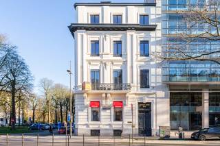 <p>Sur l'un des angles les plus emblématiques des Leien anversois se dresse cet impressionnant immeuble d'angle néoclassique, conçu par l'architecte L. Van Opstal. Un bâtiment avec une histoire, où la grandeur d'antan rencontre aujourd'hui une opportunité immobilière forte et tournée vers l'avenir.</p>
<p>Derrière la façade majestueuse se cache un immeuble de bureaux de caractère qui séduit immédiatement. Par le hall d'entrée monumental, vous pénétrez dans un environnement où la lumière, l'espace et l'authenticité occupent une place centrale. La situation d'angle unique assure de grandes baies vitrées et une atmosphère ouverte à chaque étage, tandis que les hauts plafonds et les éléments historiques préservés confèrent à l'ensemble un rayonnement chaleureux et inspirant. Ce n'est pas un espace de bureau anonyme, mais un lieu où l'on aime travailler et rester.</p>
<p>Construit à l'origine comme résidence urbaine pour la famille Grisar, le bien a trouvé au fil des ans une nouvelle vocation en tant qu'immeuble de bureaux professionnel et entièrement loué. Aujourd'hui, il constitue un investissement solide, porté par des locataires stables et la valeur durable d'un morceau exceptionnel du patrimoine anversois. La cession s'effectue par le biais d'une transaction d'actions (share deal), ce qui rend cette opportunité particulièrement intéressante pour les investisseurs à la recherche d'une structure optimisée.</p>
<p>La localisation sur les Leien complète le tableau. Avec l'Opéra, la Gare Centrale et d'importants axes de liaison à distance de marche, vous bénéficiez ici d'une visibilité maximale et d'une accessibilité aisée, au cœur de la vie urbaine trépidante, mais avec le cachet d'un palais citadin classique.<br /><br />Le prix comprend également dix emplacements de parking situés sur le terrain adjacent à la Louiza-Marialei.</p>
<p>Souhaitez-vous plus d'informations ou un entretien discret concernant cet investissement ? N'hésitez pas à contacter BROCOR via info@brocor.be ou par téléphone au 03 210 90 20.</p>