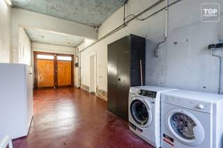 <p>Deze instapklare woning met magazijn is gelegen op een uitstekende locatie. Alle dagelijkse voorzieningen, zoals supermarkten, scholen, openbaar vervoer en buurtwinkels, bevinden zich op wandelafstand. Ook voor ontspanning hoef je niet ver te gaan: zowel het Tondelierpark als het Rabotpark liggen op slechts 5 minuten wandelen van de woning.<br /><br />De indeling is als volgt:<br /><br />Je komt de woning binnen via de ruime inkomhal, verder op het gelijkvloers bevindt zich de ruime garage met plaats voor twee auto's. Dankzij de hoge doorrijhoogte van de garagepoort is er ook voldoende ruimte om grotere wagens binnen te parkeren. Ook heb je op het gelijkvloers toegang tot het magazijn deze is ideaal voor hobbyisten of kleine zelfstandigen. De woning geniet ook van een gezellige buitenruimte.<br /><br />Op de eerste verdieping bevindt zich de lichtrijke leefruimte. Vanuit de leefruimte heb je toegang tot de keuken.<br /><br />Op de tweede verdieping bevinden zich drie slaapkamers, waarvan één zeer ruime, en een badkamer.<br /><br />Beschikbaar bij akte.<br /><br />Interesse in deze unieke opportuniteit? Contacteer Top Vastgoed voor een bezoek op het nummer 0475 700 700.</p>