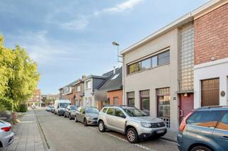 De woning die we alhier te koop aanbieden in Kapellen geniet een ideale ligging op de Bergstraat vlakbij alle belangrijke voorzieningen zoals scholen/winkels, doch in een rustige en straat vlakbij het park, dit maakt het allemaal ideaal voor gezinnen met kinderen!<br /><br />INDELING: <br />We betreden de woning via de inkomhal die toegang geeft tot de ruime leefruimte voorzien van een eet- en zitgedeelte. Aansluitend vinden we de keuken waarnaast zich ook een aparte bergruimte/doorgang naar de tuin bevindt. Tevens is er een bergplaats met aansluiting wasmachine/droogkast en extra stockagemogelijkheden. <br /><br />Verder de vernieuwde badkamer met inloopdouche. <br /><br />De eerste verdieping omhelst ruimt 2 slaapkamers en een derde kamer ideaal als bureau/dressing/berging. Verder is er een riante zolder met heel wat mogelijkheden. Mits het voorzien van een eventuele vaste trap kan deze zolderruimte ook ingedeeld worden in extra slaapkamer(s). <br /><br />Last but not least is prachtige Zuid-West georiënteerde tuin. <br /><br />DIVERSE: <br />- EPC: 830 kWh/m²<br />- zeer centrale ligging in Kapellen<br />- heel wat uitbreidingsmogelijkheden <br /><br />Bekijk onze website voor de AI studio en ontdek de verschillende mogelijkheden van dit pand. <br /><br />Mits wat modernisering maak je van deze woning een pareltje op een toplocatie in Kapellen! Interesse om van deze woning uw droomhuis te maken? Neem snel contact op met ons vastgoedkantoor! 03/666 66 66 of kapellen@dewaele.com - uw Dewaele kantoor in Kapellen aan de Hoevensebaan 25 - steeds vrijblijvende schatting en verkoopadvies!<br />Dit pand is onderworpen aan de renovatieverplichting van de Vlaamse overheid voor residentiële gebouwen (behoudens bij sloop binnen 5 jaar na de aankoop). Consulteer voor meer informatie de website van het Vlaams Energie- en Klimaatagentschap via https://www.vlaanderen.be/een-woning-kopen/renovatieverplichting-voor-residentiele-gebouwen<br /><br />Dit pand is onderworpen aan de renovatieverplichting van de Vlaamse overheid voor residentiële gebouwen (behoudens bij sloop binnen 5 jaar na de aankoop). Consulteer voor meer informatie de website van het Vlaams Energie- en Klimaatagentschap via https://www.vlaanderen.be/een-woning-kopen/renovatieverplichting-voor-residentiele-gebouwen<br /><br />Bestuursmaatregelen in het maatregelenregister: in aanvraag