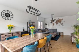 Op een rustige en gegeerde locatie in Schoten, bevindt zich dit verzorgde en lichtrijke appartement op de derde verdieping van een kleinschalig appartementsgebouw.<br /><br />Via de inkomhal betreedt u het appartement. De ruime leefruimte geniet van grote raampartijen die zorgen voor veel natuurlijk licht en een open gevoel. Aansluitend bevindt zich de eethoek, met zicht op de omgeving en directe toegang tot het terras.<br />De keuken is praktisch ingericht en voorzien van een 4-pits gasvuur, dampkap, oven, vaatwasser, dubbele spoelbak en koelkast. Ze biedt voldoende werk- en opbergruimte en sluit functioneel aan bij de leefruimte.<br /><br />Het appartement beschikt over drie slaapkamers. Eén van de slaapkamers heeft rechtstreekse toegang tot het terras, wat zorgt voor een extra gevoel van ruimte en comfort. De badkamer is uitgerust met een ligbad, douche en lavabomeubel. Daarnaast is er een aparte berging, ideaal voor extra opslag.<br /><br />Extra troeven zijn de inpandige garagebox met automatische kantelpoort op het gelijkvloers verplicht mee aan te kopen voor €27.500, evenals een kelderruimte voor bijkomende opslag.<br /><br />Troeven:<br />+ Rustige ligging<br />+ 3 slaapkamers<br />+ Gunstige EPC B<br />+ Elektriciteit conform<br />+ Lift<br />+ Terras<br />+ Inpandige garage (+€27.500)<br /><br />Interesse in dit appartement? Contacteer ons via 03 337 50 70 of op info@vbvastgoed.be.