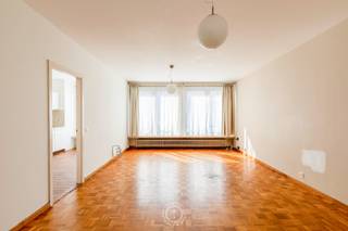 Dit appartement bevindt zich op de <strong>tweede verdieping</strong> van een appartementsgebouw met <strong>lift</strong>, gelegen in een <strong>zijstraat van de Stationsstraat</strong> in Sint-Niklaas.<br /><br />Via de inkomhal bereikt u de leefruimte, die aansluit op een <strong>afzonderlijke, ruime keuken</strong>. De indeling is functioneel en biedt voldoende mogelijkheden naar inrichting toe.<br /><br />Het appartement beschikt over <strong>twee volwaardige slaapkamers</strong>, waarvan één toegang geeft tot het<strong> terras</strong>. De badkamer is uitgerust met een bad, lavabo en toilet.<br /><br />Verder geniet het appartement van een <strong>gunstig EPC-label B</strong>.<br /><br />Het pand is <strong>momenteel verhuurd aan €915 per maan</strong>d (€800 huur + €115 provisie), wat het ook interessant maakt als investering.<br /><br />Dankzij de <strong>centrale ligging</strong> bevinden winkels, openbaar vervoer en andere voorzieningen zich op korte afstand.<br /><br />Er is een mogelijkheid tot het aankopen van een autostaanplaats of garagebox. <br /><br /><span><em>De daken van het gebouw werden recent vernieuwd, wat bijdraagt aan een verbeterde energie-efficiëntie. Daarnaast is de lift conform de geldende regelgeving en goedgekeurd volgens de vereiste veiligheidsnormen.</em></span><br /><br />U kan een bezoek aanvragen via 03 502 98 74 of via lena@claves.be.