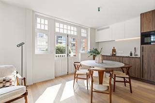 <strong>De Panne: Uitzonderlijk studio-appartement te koop! Unieke locatie, unieke residentie, prachtige afwerking!</strong><br /><br />Dit studio-appartement bevindt zich in de hoogwaardig afgewerkte residentie COCO, een uniek project van BAUHAUS Project. Residentie Coco is de perfecte match tussen het respecteren van de authenticiteit van het gebouw en alle comfort van een modern appartement dat luxueus tot in de laatste puntjes werd afgewerkt! Perfect voor wie op zoek is naar een pied-à-terre of een investering in hartje De Panne!<br /><br /><strong>Indeling:</strong><br />Inkomhal, badkamer met inloopdouche, apart toilet, lichtrijke woonkamer met prachtige aansluitende eethoek en open, volledig ingerichte keuken. Vanuit de woonkamer is er toegang tot een heel aangenaam terras dat de woonkamer quasi volledig omringt! Verder is er een aparte slaaphoek.<br />Het studio-appartement wordt verder aangeboden met een private kelder op het gelijkvloers.<br /><br /><strong>Troeven:</strong><br />• Historisch pand dat van A tot Z werd vernieuwd!<br />• Kleinschalige residentie met lift<br />• Luxueuze afwerking<br />• Heel centrale ligging, op enkele stappen van de zee!<br /><br />Interesse? Contacteer ons vandaag nog voor meer informatie of een bezoek.