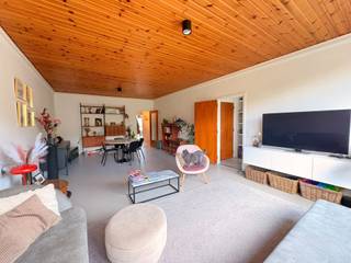 <h3><span>Gerenoveerd appartement met drie slaapkamers en uitzicht op het Leeuwerikpark</span></h3>
<p><span>Op zoek naar een ruim en instapklaar appartement op een rustige, maar centrale locatie? Dit gerenoveerde appartement is bijzonder geschikt voor een gezin met kinderen. Het </span><strong><span>Leeuwerikpark ligt recht tegenover het appartement en beschikt over een speeltuin</span></strong><span>, waardoor kinderen alle ruimte hebben om buiten te spelen.</span></p>
<p><span>De ruime leefruimte baadt in het natuurlijke licht en biedt een aangenaam uitzicht op het park. Aansluitend bevindt zich de aparte keuken, die praktisch is ingericht en voorzien is van een oven, microgolfoven, kookplaat, vaatwasmachine en koelkast. Vanuit de keuken is er toegang tot een klein balkon. Naast de keuken bevindt zich de berging, met aansluitingen voor een wasmachine en droogkast.</span></p>
<p><span>Het appartement beschikt over </span><strong><span>drie slaapkamers</span></strong><span>. De hoofdslaapkamer is voorzien van een ingemaakte kastenwand en geeft rechtstreeks toegang tot het eerste balkon. Ook de tweede slaapkamer is ruim en biedt voldoende plaats voor een comfortabel bed en extra inrichting. De derde slaapkamer is een gezellige éénpersoonskamer en heeft toegang tot het tweede terras.</span></p>
<p><span>De badkamer is uitgerust met een moderne inloopdouche en een wastafelmeubel. Daarnaast is er een apart toilet.</span></p>
<p><span>Als extra troeven beschikt het appartement over een </span><strong><span>inpandige autostaanplaats (nr. 8)</span></strong><span> en een praktische kelderberging.</span></p>
<p><span>De ligging combineert rust en bereikbaarheid. Het appartement bevindt zich in een rustige woonwijk, maar ligt tegelijk vlak bij de belangrijkste invalswegen en de ring. Winkels en dagelijkse voorzieningen zijn bovendien op wandelafstand bereikbaar.</span></p>
<p><strong><span>Een comfortabel en licht appartement met drie slaapkamers, buitenruimte en een park met speeltuin voor de deur — een ideale thuis voor een gezin.</span></strong></p>