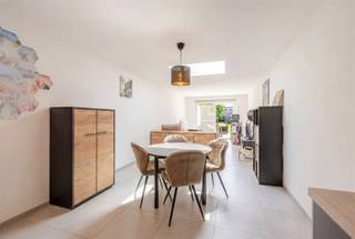 <p><span>Afspraak bezoekdag TELEFONISCH via Jari Wante op 0470/21.14.82.</span></p><p><span>Ontdek deze moderne, energiezuinige woning die volledig gerenoveerd werd in 2020. Ze is gunstig gelegen in de directe nabijheid van alle nodige voorzieningen zoals scholen, winkels en het openbaar vervoer. Bovendien geniet u van een vlotte verbinding naar de belangrijkste invalswegen. </span></p><p><span> </span></p><p><span>De indeling is als volgt: een inkomhal met gastentoilet en berging/ wasplaats. Aansluitend vindt u de leefruimte en open keuken die voorzien is van een vaatwasser, frigo, diepvriezer, oven en keramische kookplaat.</span></p><p><span> </span></p><p><span>Op de eerste verdieping vindt u twee slaapkamers en een badkamer die voorzien is van een dubbel badkamermeubel, tweede toilet en inloopdouche. De tweede verdieping is toegankelijk via een vaste trap en biedt een derde slaapkamer of bureau.</span></p><p><span> </span></p><p><span>Een grote troef van deze woning is de zuid gerichte tuin, ideaal om te ontspannen en te genieten van de rust. Het terras beschikt over een grote elektrische luifel.<br /><br />EPC: 99 kWh/ (m² jaar) – Label A</span></p><p><span>Keuring elektriciteit conform</span></p><p><span>Ventilatiesysteem C</span></p><p><span>Driedubbel glas met PVC</span></p><p><span>4 zonnepanelen (1.360 Wpiek)</span></p><p><span>Asbestveilig<br />Cv op gas (HR-ketel)<br /><br />Deze woning is een ABSOLUTE TOPPER voor starters, gezinnen of investeerders.<br />VOOR DE SNELLE BESLISSERS!!<br /><br />Alle documenten zijn raadpleegbaar op de website www.immo-zone.be</span></p><p><span> </span></p>