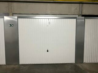 Deze garagebox te koop is gelegen langs de Northlaan te Oostende, in de recente Residentie Infinity. <br /><br />De box is zeer gemakkelijk te bereiken en is gelegen op verdieping -1.<br /><br />- Afmeting garagebox: 2m75 x 5m10<br />- Afmeting garagepoort: 2m35 (breedte) x1m90 (hoogte)<br />- Elektriciteit aanwezig <br /><br />Bestuursmaatregelen in het maatregelenregister: in aanvraag