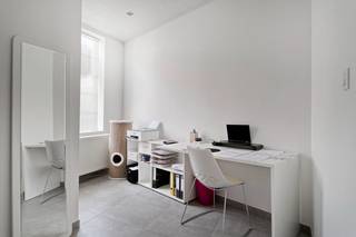 <p><u><strong>OPENDEURDAG OP VRIJDAG 25 SEPTEMBER tussen 15u00 en 18u00 ( op afspraak)</strong></u><br /><br />U kunt een BOD uitbrengen op deze woning, rekening houdend met de AANVANGSPRIJS van <strong>€ 282.000,00,</strong> elk hoger BOD wordt voorgelegd aan de eigenaars die al dan niet kunnen ingaan op dit aanbod.<br /><br />Welkom in deze charmante gerenoveerde halfopen woning, gelegen aan de Sint-Michielsestraat in Oostkamp. Dit karaktervolle pand biedt een unieke kans om te wonen in een sfeervolle omgeving vol mogelijkheden. Het huis nodigt uit tot het creëren van een warm thuis, waar gezelligheid en comfort hand in hand gaan. Deze woning bestaat uit een inkomhal, leuke bureauruimte op het gelijkvloers en een lichtrijke leefruimte. Volledig ingerichte keuken met zicht op de tuin. Frisse badkamer met douche, wastafel in meubel en een toilet. Leuk terras & tuintje met tuinberging. Er is ook oprit & poort aanwezig naast de woning. De woning is in de nabijheid van alle nodige voorzieningen, autosnelweg en het Station van Brugge. Dit is de ideale plek voor zowel een investeerder want de woning is nog verhuurd / starter als een gezin dat op zoek is naar een huis met karakter. Neem vandaag nog contact met ons op voor een bezichtiging en ervaar zelf de charme en potentie van deze prachtige woning.<br /><br /><strong><u>Gelijkvloers:</u></strong></p>
<ul>
<li>Inkomhal;</li>
<li>Bureauruimte;</li>
<li>Lichtrijke leefruimte;</li>
<li>Ingerichte keuken met alle toestellen;</li>
<li>Badkamer met douche en wastafel in meubel en een toilet er is tevens een aansluiting en afvoer van de wasmachine;</li>
<li>Tuinberging;</li>
<li>Leuk terras met gezellige tuin;</li>
<li>Oprit aan de zijkant van de woning ideaal om te parkeren;</li>
</ul>
<strong><u>Eerste verdieping:</u></strong>
<ul>
<li>2 mooie slaapkamers;</li>
</ul>
<strong><u>Tweede verdieping:</u></strong>
<ul>
<li><strong><u>Zolderverdieping te bereiken via schuiftrap.</u></strong></li>
</ul>
<strong><u>Troeven:</u></strong>
<ul>
<li>Conforme elektriciteit;</li>
<li>Gunstig EPC-label dus geen renovatieverplichting;</li>
<li>Instapklaar;</li>
<li>Volledig gerenoveerd.</li>
</ul>
<br />Voor meer informatie of een bezoek aan deze leuke woning contacteer ons via:<strong> oostkamp@caenen.be</strong><br />