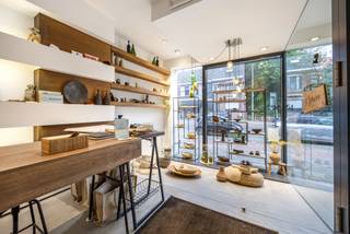 <p>Bent u op zoek naar een zeer verzorgde commerciële ruimte met veel potentieel op een centrale locatie?<br />Deze handelsgelijkvloers, gelegen in het hart van Sint-Antonius (Zoersel), biedt uitstekende zichtbaarheid, een lichtrijke vitrine en een praktische indeling voor uiteenlopende activiteiten.<br /><br /><strong>INDELING</strong><br /><br />Bij binnenkomst betreedt u een ruime, lichtrijke handelsruimte met een opvallende etalage, ideaal om uw zaak maximaal in de kijker te zetten. Dankzij de open indeling zijn er tal van inrichtingsmogelijkheden.<br /><br />Aansluitend bereikt u via een hal het toilet en de buitenruimte. Vanuit de grote handelsruimte heeft u tevens toegang tot een aparte kamer, die verder doorloopt naar een praktische berging en een afzonderlijke keuken, die eveneens uitgeeft op de hal met het toilet.<br /><br />Als extra troef is er een binnenkoer met achteruitgang naar de achterliggende straat, wat zorgt voor een vlotte bereikbaarheid en bijkomende praktische mogelijkheden.<br /><br />Deze veelzijdige handelsgelijkvloers is ideaal voor wie op zoek is naar een commerciële ruimte met groeipotentieel op een toplocatie in het centrum van Sint-Antonius.<br /><br /><strong>BIJZONDERHEDEN</strong><br /><br />+ Centrale, commerciële ligging<br />+ Goede bereikbaarheid<br />+ Aantrekkelijke etalage<br />+ Veel invul- en inrichtingsmogelijkheden<br /><br />Voor meer informatie of een bezoek ter plaatse kan u vrijblijvend contact opnemen met Lieselotte op 03 227 58 58 of via lieselotte@reds.be.</p>