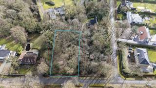 <strong>Prachtig villaperceel van ca. 2.056 m² gelegen in een bijzonder rustige en groene omgeving nabij natuurgebied en diverse recreatieve voorzieningen zoals tennisclub en manege.</strong><br /><br />Met een straatgevelbreedte van <strong>35 meter</strong> biedt dit perceel een mooie, statige bouwlijn en tal van architecturale mogelijkheden voor het realiseren van een <strong>vrijstaande ééngezinswoning</strong>. De <strong>zuidoostelijke </strong>oriëntatie van de achtergevel zorgt voor een aangename lichtinval en een zonnige tuin gedurende de dag.<br /><br />De grond is bestemd voor vrijstaande bebouwing in residentieel gebied, met een <strong>maximale bebouwbare oppervlakte </strong>van<strong> 250 m²</strong> (hoofd- en bijgebouwen samen). De <strong>bouwhoogte </strong>bedraagt <strong>maximaal 7 meter</strong> voor het hoofdgebouw. Zowel een <strong>plat dak </strong>als een <strong>schuin dak </strong>(max. 60°) zijn toegelaten, wat flexibiliteit biedt in architecturale stijl.<br /><br /><strong>Algemene voorschriften:</strong><br />- Bouwvrije voortuinstrook van 8 m<br />- Zijtuinstroken van minimum 3 m<br />- Totale verharde oppervlakte beperkt tot 10% van het perceel<br /><br /><strong>Een unieke opportuniteit voor wie ruim en groen wil wonen op een toplocatie in Schilde, met privacy, licht en natuur binnen handbereik.</strong><br /><br /><strong>Voor meer info of het opvragen van de bouwvoorschriften: schilde@deboerenpartners.be of 03 466 10 66.<br /><br /></strong>Stedenbouwkundige inlichtingen in aanvraag<strong><br /></strong>