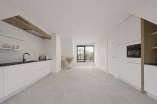 Recent opgeleverde dakappartement met een praktische indeling en een riant terras, waar je in alle rust kan genieten van zon en buitenruimte. Via de inkomhal met gastentoilet kom je terecht in de lichte leefruimte met open keuken. De moderne keuken is afgewerkt met een natuurstenen werkblad en volledig uitgerust met kwalitatieve toestellen, waaronder een inductiekookplaat, dampkap, oven, vaatwasmachine en ingebouwde koelkast. Vanuit de woonkamer heb je directe toegang tot het ruime en zonnige terras, een absolute troef van dit appartement! Het appartement beschikt verder over een ruime slaapkamer en een stijlvolle badkamer met lavabo en inloopdouche. Daarnaast is er een handige berging met aansluiting voor een wasmachine. Het appartement beschikt over een private berging in de kelder, ideaal voor extra stockage. Bovendien voldoet het appartement aan alle hedendaagse energienormen en is het voorzien van vloerverwarming, een warmtepomp, zonnepanelen, ventilatiesysteem C en regenwaterrecuperatie voor de toiletten en mogelijk ook de wasmachine. Zo geniet u van een energiezuinig en comfortabel woonklimaat. Op het gelijkvloers bevindt zich bovendien een praktische gemeenschappelijke berging voor fietsen en vuilnisbakken. Daarnaast is er de mogelijkheid tot het aankopen van een carport voor 20.000 euro (excl. kosten), alle voorzieningen voor een laadpaal zijn reeds voorzien. Extra troef: het verwachte E-peil bedraagt minder dan E20, wat recht geeft op een korting van 50% op de onroerende voorheffing gedurende 5 jaar. AANKOOP AAN 6% BTW MOGELIJK! Contacteer ons voor meer info op 03 568 03 03 of lauren@vastgoed03.be