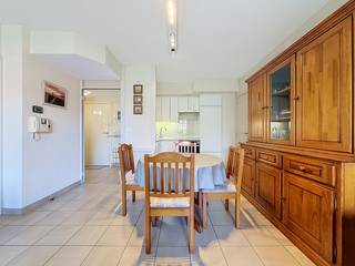 Op een rustige ligging in een kleinschalige residentie bevindt zich dit instapklare appartement, op korte wandelafstand van het strand, de winkels en het openbaar vervoer van Nieuwpoort-Bad.<br />Het appartement omvat een inkomhal met ingemaakte kasten en een apart toilet. De lichtrijke leefruimte met open keuken geeft uit op een aangenaam terras. Aansluitend aan de keuken bevindt zich een praktische berging. Verder beschikt het appartement over een ruime slaapkamer en een badkamer uitgerust met een ligbad en een enkele wastafel.<br />Als extra troeven beschikt het appartement over een private kelderberging en een autostaanplaats, <strong>inbegrepen</strong> in de prijs.<br />Ideaal als tweede verblijf, investering of vaste woonst aan zee.