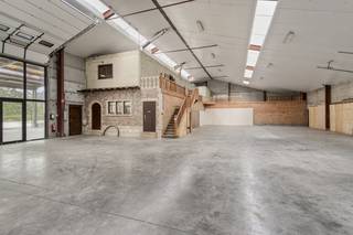 This 240 m² SME unit, located along the Brugsesteenweg in Kuurne, offers an excellent opportunity for companies looking for high-quality and...