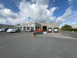 Deze <strong>magazijnruimte B2+B3 van 900 m²</strong> beschikt over een <strong>vrije hoogte van 6 meter</strong> en is uitgerust met <strong>2 laadkades</strong> en een sectionale poort. De ruimte is voorzien van LED-verlichting met bewegingssensoren, warmteluchtblazers op gas en bevindt zich in een recent gerenoveerd gebouw; het dak werd drie jaar geleden volledig vernieuwd (dak isolatie en nieuwe lichtstraat met RWA koepels). Daarnaast is er een <strong>kantoorruimte </strong>aanwezig van <strong>640 m²</strong>. De site biedt een ruime en verharde buitenzone met voldoende manoeuvreerruimte en parkeerplaatsen. Bovendien is het onderhoud van de parkeerplaatsen en straten, het groenonderhoud en nachtelijke en weekendbewaking inbegrepen in de huurprijs. Magazijn eventueel uitbreidbaar naar 1.800 m².<br /><br />De vlotte bereikbaarheid met de nabijheid van de<strong> R4 (2km)</strong>, met uitstekende verbindingen naar de belangrijke snelwegen <strong>E17 (5km).</strong> Beschikbaar vanaf 01/01/2026.<br /><br />Heeft u interesse of wenst u graag meer details over dit aanbod? Aarzel dan niet om contact op te nemen met <strong>PANORAMA B2B</strong> voor bijkomende informatie, gedetailleerde plannen of om een vrijblijvend plaatsbezoek in te plannen. U kunt ons bereiken op het nummer <strong>09 219 90 20</strong>.