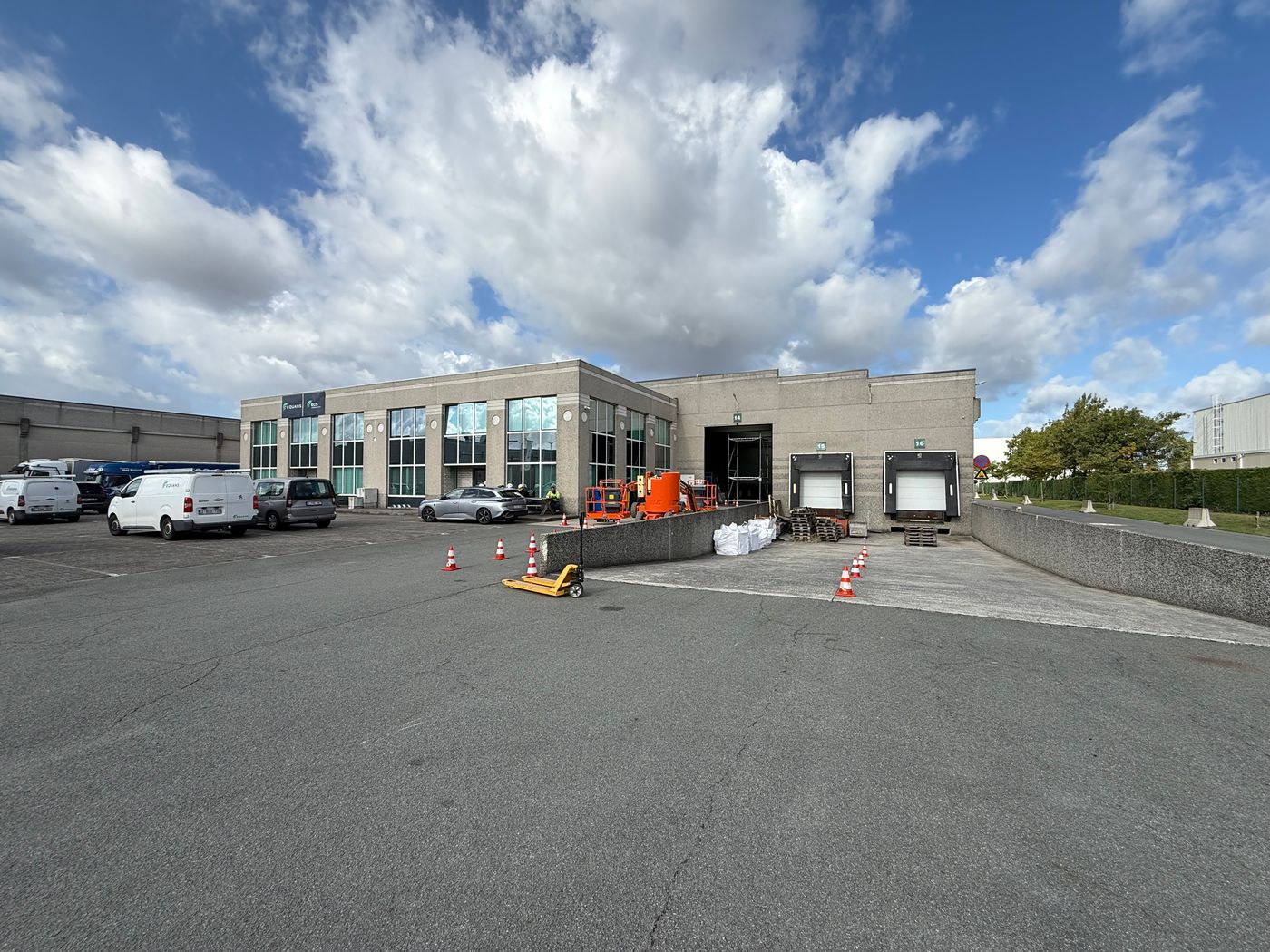 Uitstekend bereikbaar bedrijfsgebouw van 1.540 m² te huur te Gent (Desteldonk) - photo 1