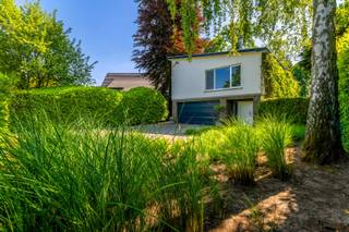 Welkom in deze stijlvolle woning waar modern leefcomfort en karaktervolle elementen samenvloeien met een prachtige natuurlijke omgeving. Gelegen in...