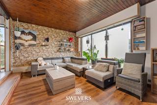 Voor meer info en foto’s, surf naar www.swevers.be – Op zoek naar een ruime open bebouwing met vijf slaapkamers en een uitzonderlijk groot perceel? Ontdek deze woning aan de Sint-Annastraat 42 in Tielt-Winge! Met 261 m² bewoonbare oppervlakte en een perceel van maar liefst 1.850 m² biedt deze eigendom heel wat mogelijkheden. De woning werd gebouwd in 1977 en is momenteel op te frissen, waardoor u alles naar eigen smaak kunt inrichten. Op het gelijkvloers vindt u een royale leefruimte van 58,17 m² en een keuken van 13,88 m². De inpandige dubbele garage van 31,84 m² biedt voldoende plaats voor twee wagens en extra bergruimte.<br />Op de eerste verdieping bevinden zich vijf volwaardige slaapkamers, met oppervlaktes van 11,90 m² tot maar liefst 25,09 m². Ideaal voor een groot gezin of wie extra ruimte zoekt voor een bureau, hobbykamer of logeerkamer. Daarnaast beschikt de woning over een badkamer die naar wens gemoderniseerd kan worden.<br />Het noordelijk georiënteerde perceel van 1.850 m² vormt een absolute troef. Hier geniet u van volop ruimte voor een prachtige tuin, terras, speelruimte of moestuin. Ook de ligging is praktisch. Scholen, winkels en ontspanning bevinden zich op ongeveer 1 km, openbaar vervoer op 700 meter en de snelwegen op 8 km. Een interessante opportuniteit voor wie ruimte, privacy en renovatiepotentieel zoekt! Voor meer informatie, bel 011 255 155. Bron bewoonbare oppervlakte: EPC – verslag.