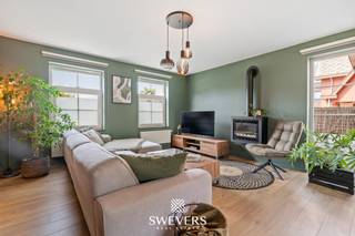 Voor meer info en foto’s, surf naar www.swevers.be – Deze instapklare halfopen bebouwing in de Verbindingsstraat 23 B in Beringen combineert ruimte, comfort en energiezuinig wonen op een vlot bereikbare locatie. De woning werd gebouwd in 2016, is uitstekend onderhouden en biedt een bewoonbare oppervlakte van 204 m² op een perceel van 324 m². Dankzij de moderne afwerking en praktische indeling voelt u zich hier meteen thuis.<br />De lichtrijke leefruimte van 39 m² sluit mooi aan op de moderne keuken van 15,36 m² met centraal kookeiland en voldoende werk- en bergruimte. Aansluitend bevindt zich een praktische berging met aansluitingen voor wasmachine en droogkast. Op de eerste verdieping vindt u drie slaapkamers, waarvan twee ruime kamers van telkens 14,38 m². De derde kamer is ideaal als kinder-, bureau- of dressingruimte. De badkamer beschikt over een ligbad en dubbele wastafel. Extra comfort wordt geboden door een apart toilet op de verdieping.<br />Via de vaste trap bereikt u de ruime zolder van 40 m², perfect als hobbyruimte, extra opslag of toekomstige uitbreiding. Ook technisch scoort deze woning sterk met zonnepanelen geplaatst in 2023, twee airco’s, vliegenramen, regenwaterrecuperatie en voorbereidende bekabeling voor een alarmsysteem. De oostgerichte tuin zorgt voor aangenaam natuurlijk licht en een fijne buitenbeleving. Openbaar vervoer, scholen, winkels en ontspanning bevinden zich vlakbij en de snelwegen bereikt u op slechts 3 kilometer. Voor meer informatie, bel 011 255 155. Bron bewoonbare oppervlakte: EPC – verslag.