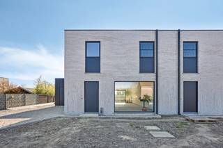 Verkaveling 'Tabaksveld' is een prachtige nieuwbouwrealisatie van 2 tijdloze en uiterst kwalitatieve halfopen woningen. De woningen zijn gelegen...