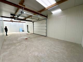 Centraal gelegen loods/stockageruimte op 2,3km van het op- en afrittencomplex E40 Aalst. Deze vernieuwde loods bevindt zich op een volledig...