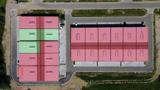 Nieuwe KMO-unit met een oppervlakte van 212 m². De nieuwe KMO-ontwikkeling '<strong>THEA</strong>' bestaat uit <strong>22 casco KMO-units</strong> met oppervlaktes tussen <strong>180 m² en 300 m²</strong>.<br />De casco KMO-units, die samenvoegbaar zijn tot grotere oppervlaktes, worden opgebouwd uit een staalconstructie in combinatie met een betonplint en geïsoleerde sandwichpanelen.<br /><br />De magazijnruimtes zijn toegankelijk via een automatische sectionale poort (4 m B x 4,50 m H) met een aparte toegangsdeur met bovenliggend raam en zijn voorzien van een lichtstraat met rookluik. De vrije hoogte bedraagt +/- 6 meter, wat het inbouwen van een mezzanine mogelijk maakt. Sommige units zijn uitgerust met een hoek - of zijraam voor extra lichtinval.<br />De gebouwen, die geschikt zijn voor zowel opslag als productie, hebben brandklasse C, zijn voorzien van een gedeelde regenwaterput en nutsvoorzieningen komen binnen in de unit. <br /><br />Op dezelfde site worden <strong>8 loten</strong> gereserveerd voor <strong>gebouwen op maat</strong> tussen 1.938 m² en 2.400 m².<br /><br />De ontwikkeling bevindt zich op 3 km van Tielt centrum en nabij de bedrijvige Kasteelstraat.<br /><br />Ruime parkeer- en manoeuvreerruimte op de site. Per unit zijn er minstens <strong>2 parkeerplaatsen</strong> voorzien.<br />Contacteer <strong>PANORAMA B2B</strong> voor bijkomende inlichtingen of een vrijblijvend plaatsbezoek <strong>050 300 800</strong>.