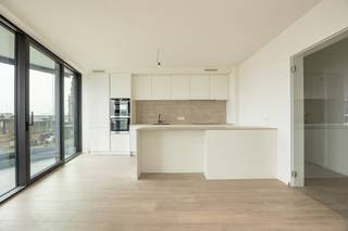 <strong>Projet résidentiel de prestige avec vue panoramique sur l'Escaut</strong><br /><br />R!VERT, faisant référence à l'imposante rivière De Schelde d'une part et à la façade verte que le projet aura d'autre part. Avec 21 appartements et 3 penthouses, répartis sur neuf étages, ce nouveau projet sur les quais est le nouveau complexe résidentiel à Anvers.<br /><br />L'ambition ? Mettre les points sur le i. Fini avec des matériaux de la plus haute qualité, soignés dans les moindres détails, et ce également en utilisant des matériaux durables.<br /><br />En plus de l'espace commercial au rez-de-chaussée, ce projet de nouvelle construction sur le Van Meterenkaai compte 24 unités résidentielles. Chaque étage sera composé de deux spacieux appartements de deux chambres de 95 m² ou 110 m² et d'un appartement d'une chambre de 50 m², chacun avec de grandes terrasses et une vue panoramique.<br />La crème de la crème : aux deux derniers étages, trois impressionnants penthouses en duplex d'une superficie de 200 m² pour les deux grandes entités et 100 m² pour la plus petite. Et là aussi les sublimes terrasses ne manqueront pas.<br /><br />Situé sur l'Escaut sur le Van Meterenkaai, à pied du MAS et des hauts lieux culinaires, à vélo le long des quais, vous vivez ici au hotspot d'Anvers !<br />Également à proximité des principales artères.<br /><br /><strong>Bref, vivre sans soucis dans un luxe sans fin où tous les appartements, sans exception, ont vue sur l'eau.</strong><br /><br />Avons-nous éveillé votre intérêt ?<br />Contactez-nous pour plus d'informations ou une visite du site.