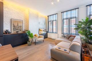 Indeling:Stap binnen in dit kwalitatief, luxueus, gerenoveerd appartement. Bij het binnenkomen baadt u meteen in een zee van licht, wat een zeer...
