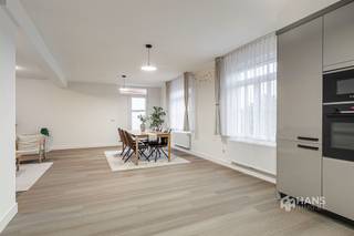 <p><span>Instapklaar appartement (125 m²) met 3 slaapkamers en terras (13 m²) in Wilrijk</span></p><p><span>Dankzij de centrale ligging nabij het dorpscentrum geniet dit appartement van een uitstekende bereikbaarheid. Met de wagen bereik je in een mum van tijd de snelweg en omliggende verbindingswegen, terwijl ook het openbaar vervoer en verschillende velo-stations zich vlakbij bevinden.</span></p><p><span>Het appartement bevindt zich op de bovenverdieping van een kleinschalig gebouw met slechts twee verdiepingen. Het gebouw werd opgericht in 2023 en voldoet volledig aan de hedendaagse normen, waardoor je hier zonder zorgen kan intrekken. Het dak is geïsoleerd en voorzien van zonnepanelen, de elektriciteit is conform en de PVC-ramen zijn voorzien van dubbele hoogrendementsbeglazing. Momenteel is het appartement verhuurd aan €1.500/maand.</span></p><p><span>Binnenin geniet je van een lichtrijke leefruimte met open, volledig geïnstalleerde keuken, samen goed voor een royale oppervlakte van 53 m². Vanuit de woonkamer heb je toegang tot het terras van 13 m² met noordoostoriëntatie.</span></p><p><span>Verder beschikt het appartement over drie volwaardige slaapkamers van 10 m², 15 m² en 22 m². De badkamer (7 m²) is uitgerust met een inloopdouche, lavabomeubel, handdoekdroger en toilet. Daarnaast zijn er nog een tweede, apart toilet en een praktische berging/wasplaats (4 m²) aanwezig.</span></p><p><span> </span></p>