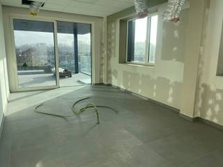 <p>In een rustige, moderne en goed uitgeruste professionele omgeving zijn momenteel twee kantoorunits te huur:<br />2e verdieping – Unit G: 130 m²<br />2e verdieping – Unit H: 123 m²<br /><br />Elke unit beschikt over:<br />Een privé vergaderruimte<br />Een individuele kitchenette<br /><br />Gemeenschappelijke voorzieningen:<br />Douches<br />Aparte toiletten voor dames en heren<br />Extra vergaderruimtes<br /><br />Het gebouw is voorzien van gedeelde zonnepanelen, wat zorgt voor een hogere energie-efficiëntie en lagere kosten.<br /><br />Ideaal voor KMO’s, start-ups of vrije beroepen die op zoek zijn naar een flexibele en professionele werkruimte nabij belangrijke verbindingswegen.</p>